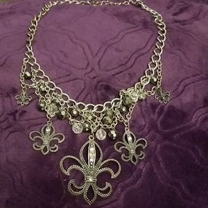 Necklace with fleur di lis design